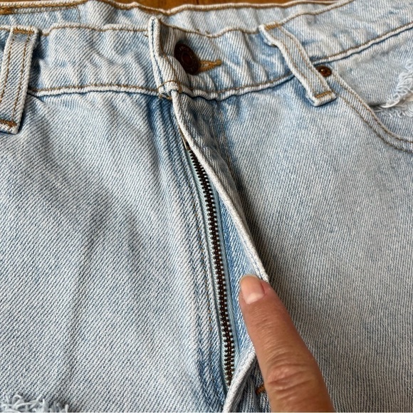 Levi 550 Cutoff High Rise Distressed Shorts. Light Blue. Size 11 - Picture 4 of 7